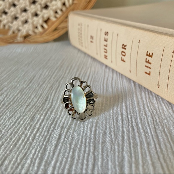 Mother of Pearl Silver Flower Oval Ring Vintage “Pearlette” Beach Neutral White - Picture 6 of 12